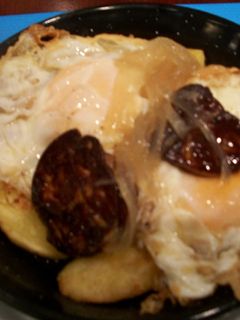 Una foto de Cazuela de patatas con huevo y cebolla confitada con hígado de pato