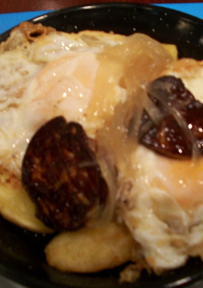 Una foto de Cazuela de patatas con huevo y cebolla confitada con hígado de pato