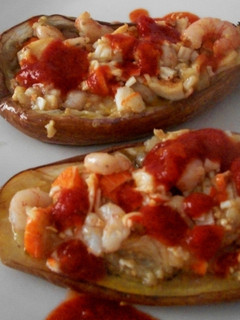 Una foto de Berenjenas asadas rellenas de gambas y surimi