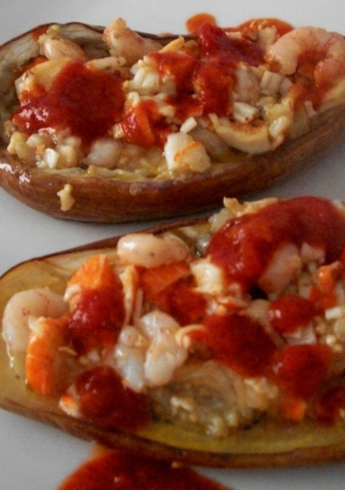 Una foto de Berenjenas asadas rellenas de gambas y surimi
