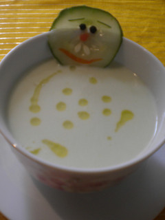 Una foto de Sopa de pepino con crema de leche