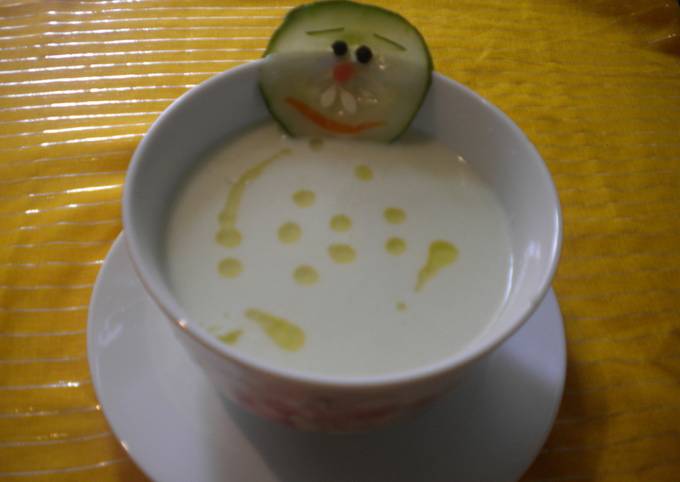 Foto principal de Sopa de pepino con crema de leche