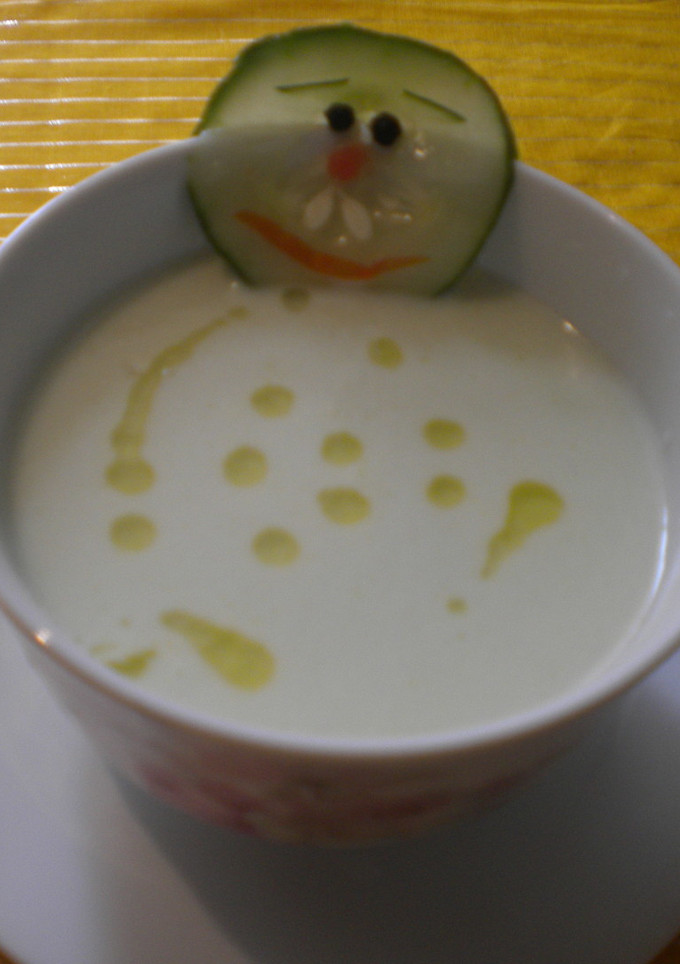 Una foto de Sopa de pepino con crema de leche