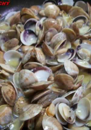 Una foto de Almejas al Albariño