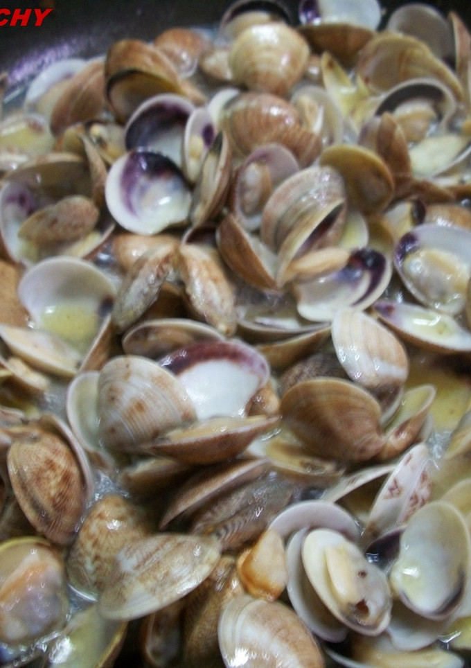 Una foto de Almejas al Albariño