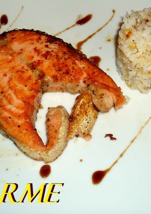 Una foto de Salmón al albariño con timbal de arroz con queso y nueces