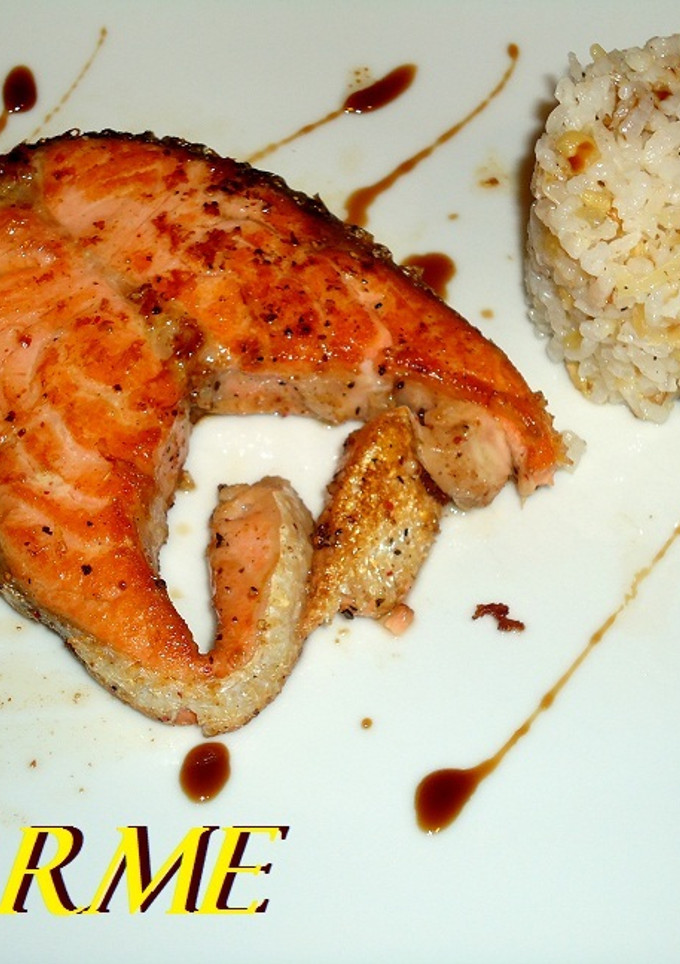 Una foto de Salmón al albariño con timbal de arroz con queso y nueces