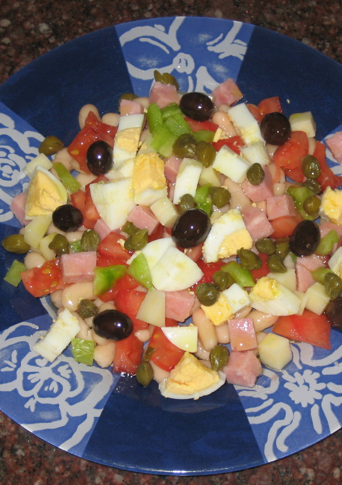 Una foto de Ensalada de alubias, típica de Cartagena