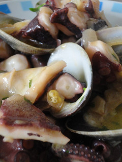 Una foto de Pulpo con almejas