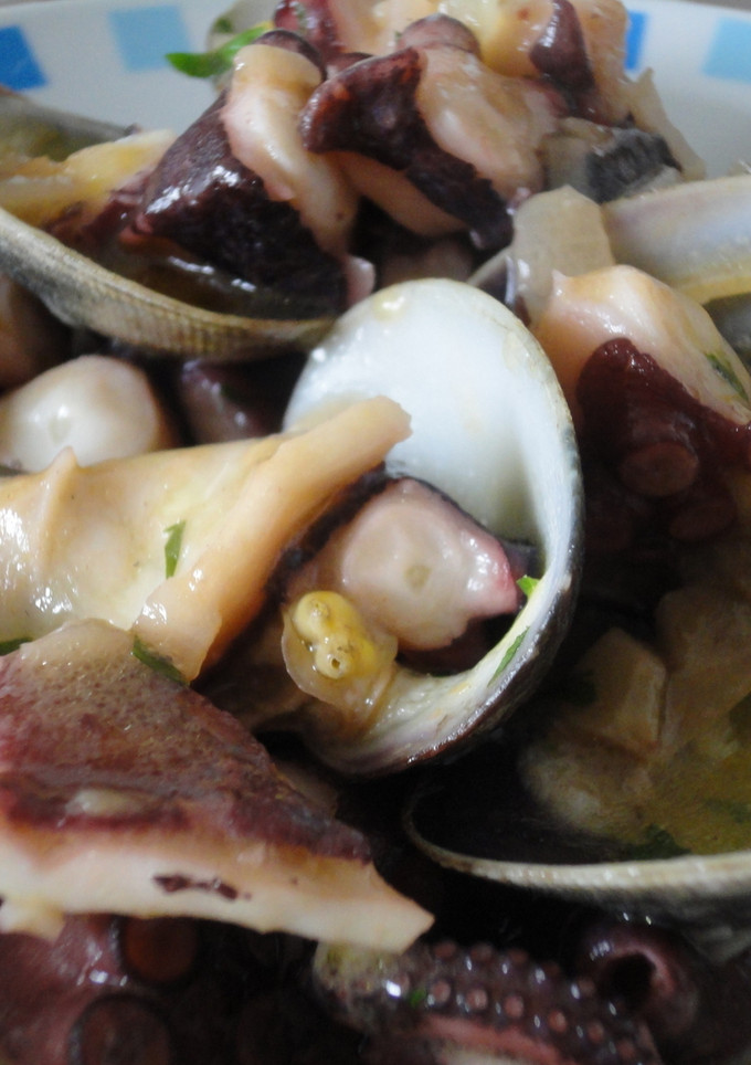 Una foto de Pulpo con almejas