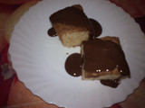 Brownie de chocolate blanco con salsa de chocolate Nestlé intenso