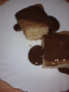 Una foto de Brownie de chocolate blanco con salsa de chocolate Nestlé intenso