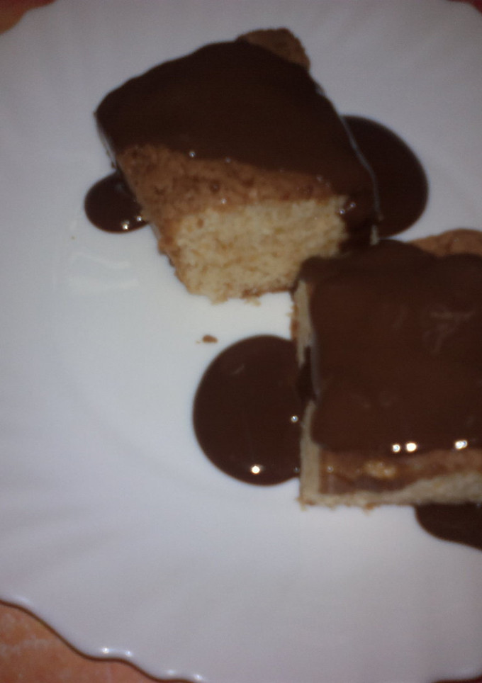 Una foto de Brownie de chocolate blanco con salsa de chocolate Nestlé intenso