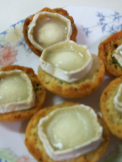 Una foto de Tostas de ajo con mermelada de Calamondin y queso de cabra gratinado