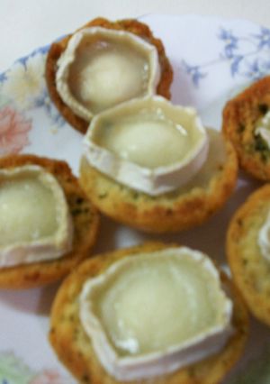 Una foto de Tostas de ajo con mermelada de Calamondin y queso de cabra gratinado