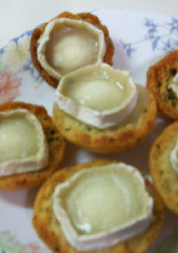 Una foto de Tostas de ajo con mermelada de Calamondin y queso de cabra gratinado