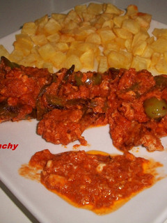 Una foto de Plato combinado de lomo con tomate al huevo y pimientos
