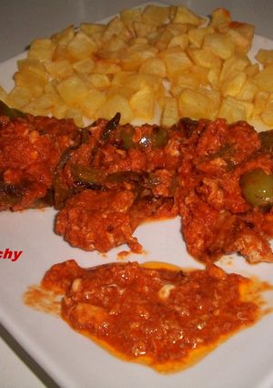 Una foto de Plato combinado de lomo con tomate al huevo y pimientos