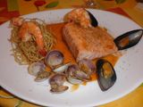 SALMÓN CON MARISCO EN SU SALSA