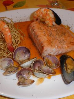 Una foto de SALMÓN CON MARISCO EN SU SALSA