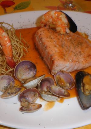 Una foto de SALMÓN CON MARISCO EN SU SALSA