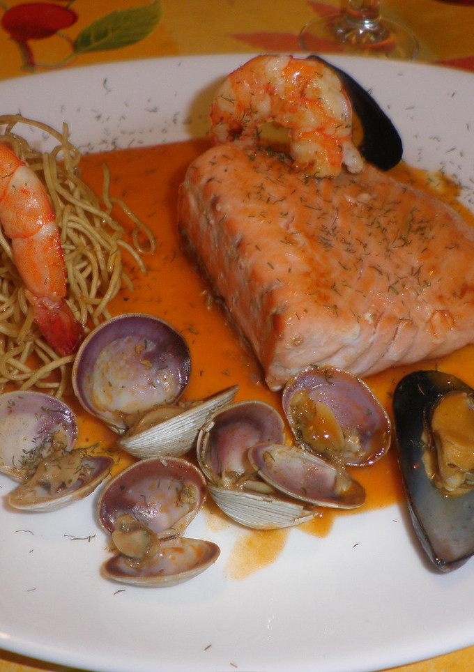 Una foto de SALMÓN CON MARISCO EN SU SALSA