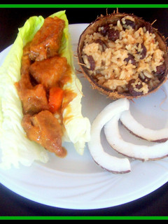 Una foto de Carne guisada con dulce de zanahoria y arroz con coco