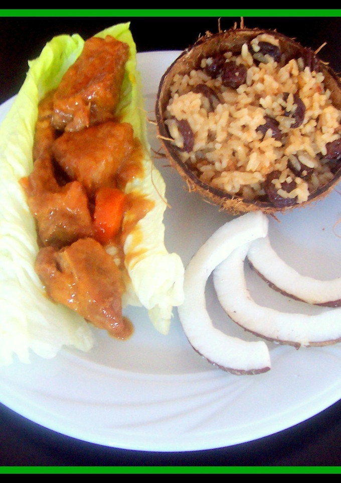 Una foto de Carne guisada con dulce de zanahoria y arroz con coco