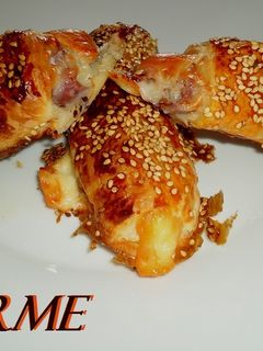 Una foto de Hojaldres rellenos de lomo y queso