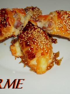 Una foto de Hojaldres rellenos de lomo y queso