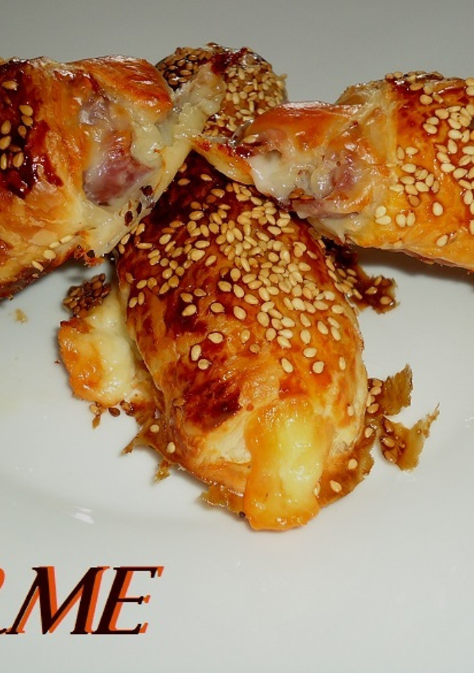 Una foto de Hojaldres rellenos de lomo y queso