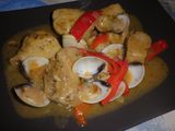 BONITO CON ALMEJAS EN SALSA DE PIQUILLOS