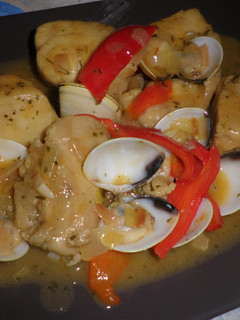 Una foto de BONITO CON ALMEJAS EN SALSA DE PIQUILLOS