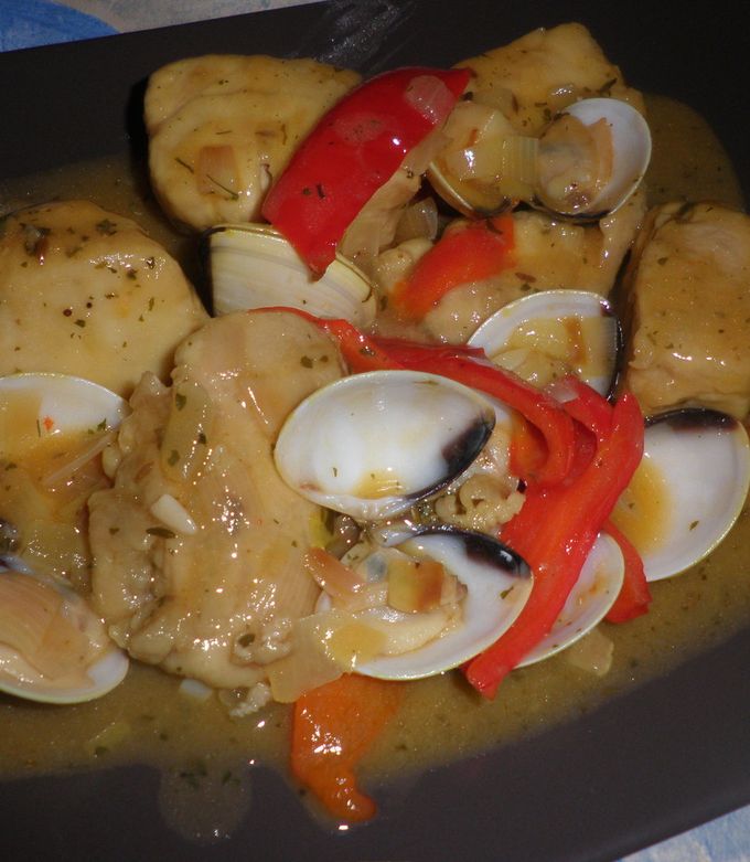 Foto principal de BONITO CON ALMEJAS EN SALSA DE PIQUILLOS