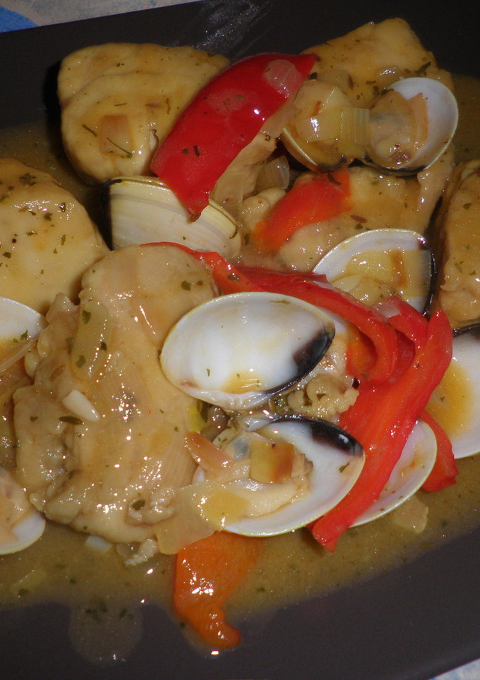Una foto de BONITO CON ALMEJAS EN SALSA DE PIQUILLOS