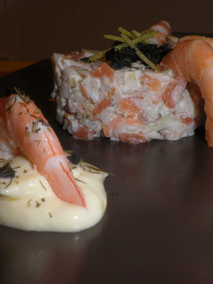 Una foto de Tartar de salmón y caviar