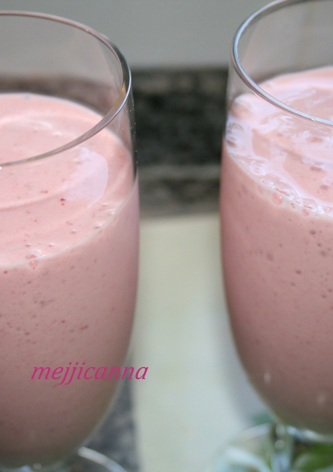 Una foto de Batido de fresas y plátano