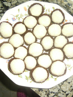 Una foto de Bolitas de coco con leche condensada