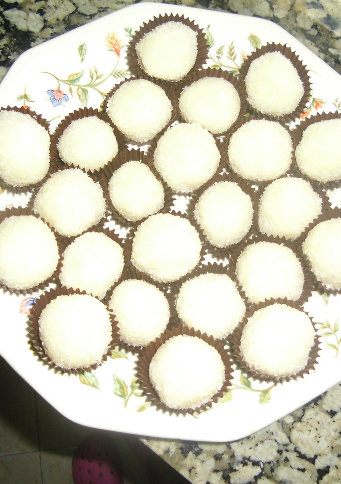 Una foto de Bolitas de coco con leche condensada