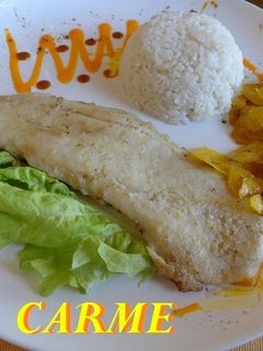 Una foto de Filete de merluza con arroz y mariquitas