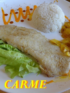 Una foto de Filete de merluza con arroz y mariquitas