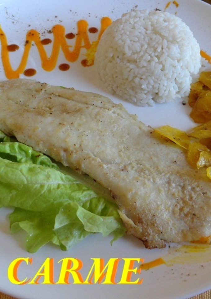 Una foto de Filete de merluza con arroz y mariquitas