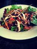 Ensalada completa de verduras y porotos bajo colesterol