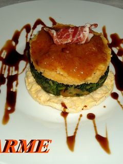 Una foto de Timbal de espinacas y puré de garbanzos con chutney de higos