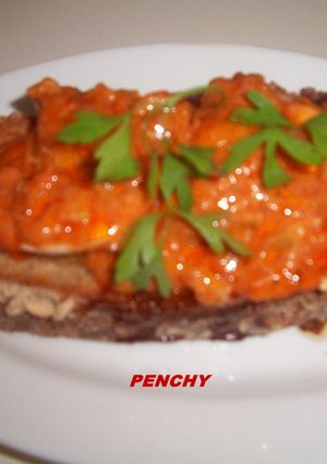 Una foto de Tostas de pan gallego con gambas en salsita