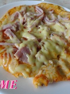 Una foto de Pizza de jamón york y queso