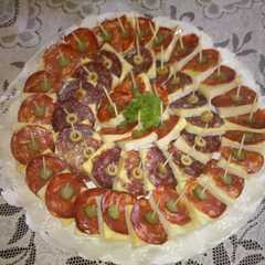 Una foto de Canapés de chorizo y salchichón