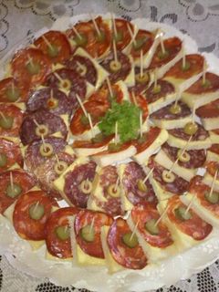 Una foto de Canapés de chorizo y salchichón
