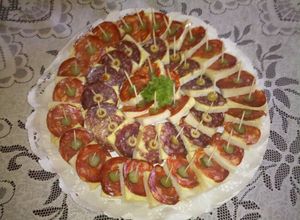 Una foto de Canapés de chorizo y salchichón