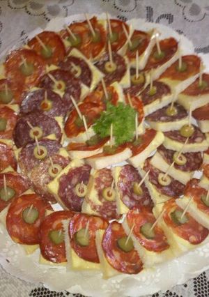 Una foto de Canapés de chorizo y salchichón